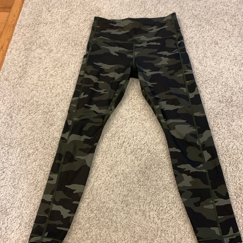 Athleta 7/8 stash pocket green camo tights size small